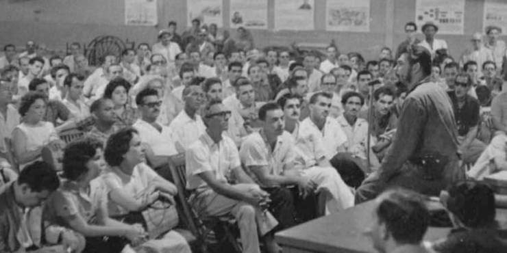 Che an einer Betriebsversammlung der Arbeiterinnen und Arbeiter der Raffinerie «Nico Lopez»